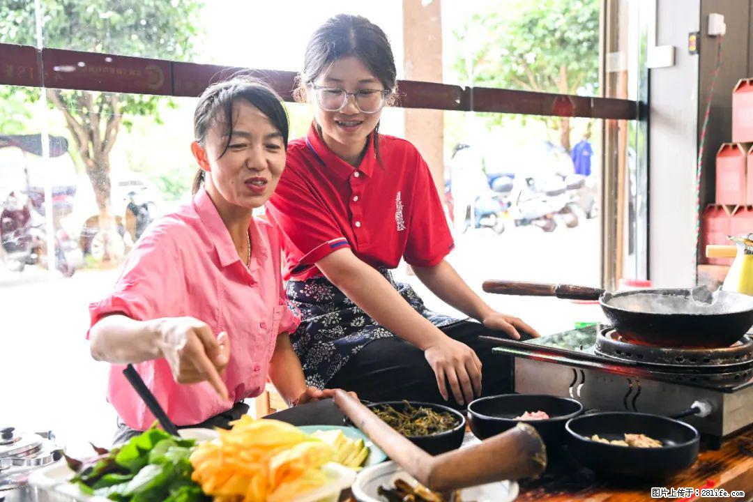 全网追的“扁担女孩”，找了一份暑假工，时薪12元 - 阳江生活资讯 - 阳江28生活网 yj.28life.com